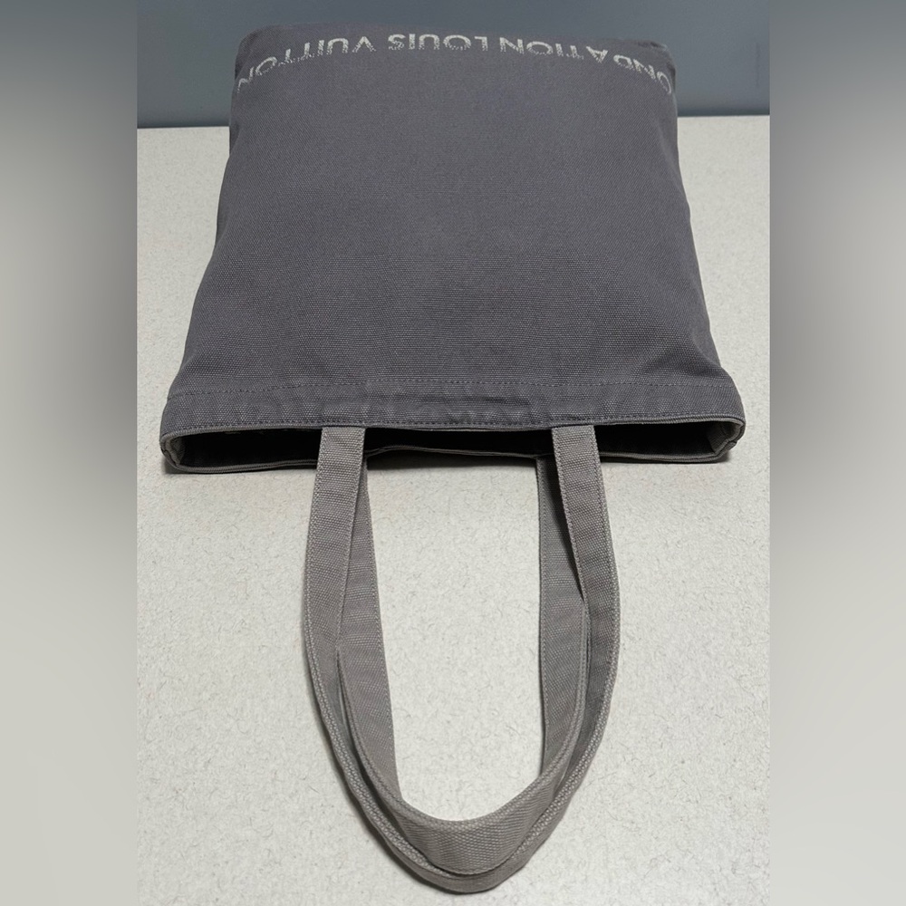 Louis Vuitton Fondation Paris Limited Edition Tote Bag Cotton Grey Unisex - Picture 6 of 11